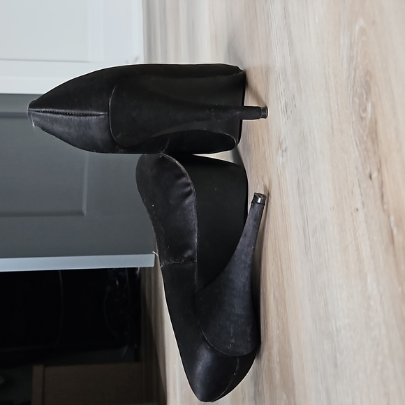 Suzy Shier Black Heels - Picture 3 of 4